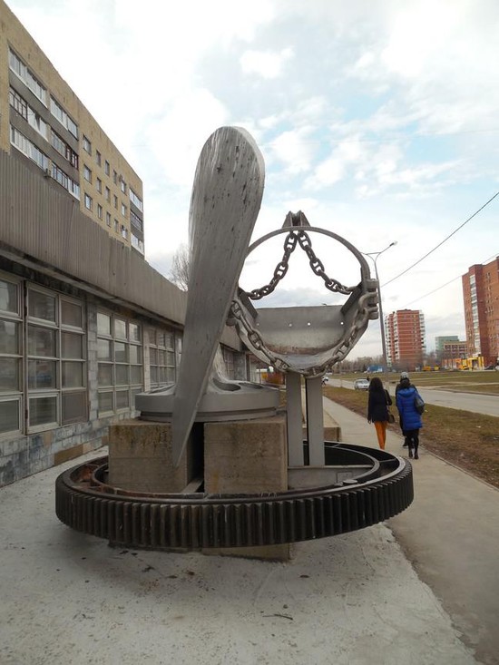 Арт-объект возле местного краеведческого музея, созданный Владимиром Никитиным в 1983 году, смотрится сегодня весьма креативно.