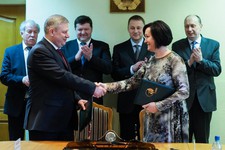 Подписание соглашения между собственником Полипака Игорем Зеновым и руководителем СЭЗ Антониной Ежовой в марте 2017 года