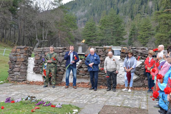 Памятный митинг у мемориала защитникам перевалов Кавказа на Софийской поляне в КЧР