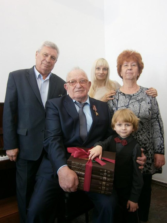 Слева направо: Николай Цепляев, Эдуард Петров, Елисей Мысин, Ольга Мысина и Людмила Тихомирова.