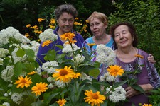 Садоводы двора Светлана Черепкова,  Доната Хлынина и Мария Кашникова. 