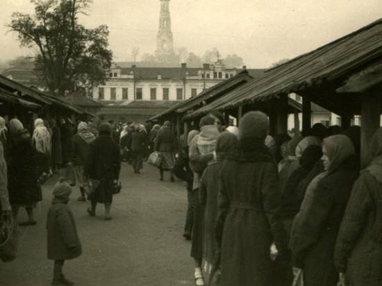 Нижний рынок в Ворошиловске.  Вторая половина 1942 года.