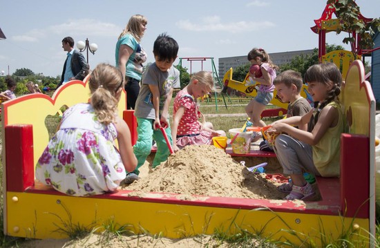 Детская площадка — обязательный атрибут двора. 