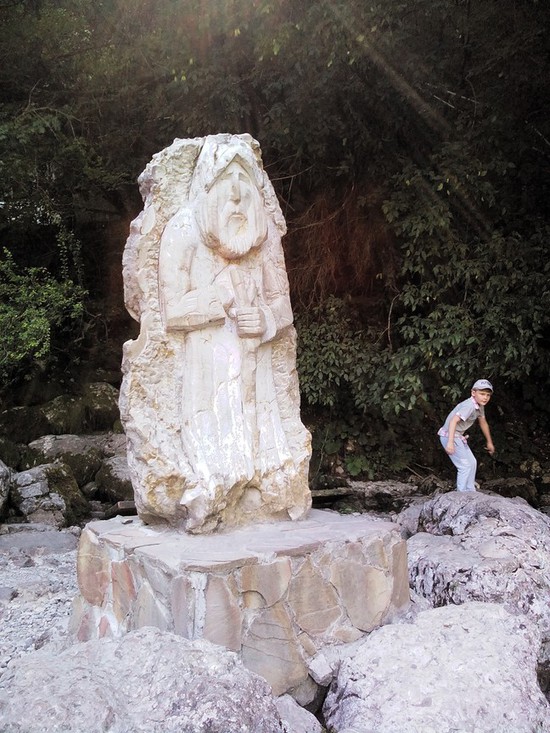 Скульптура  мудрого старца стоит рядом с Голубым озером.