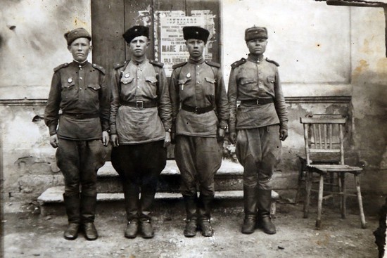 Друзья-кавалеристы. Н.Бучков крайний слева. Румыния 1945 год