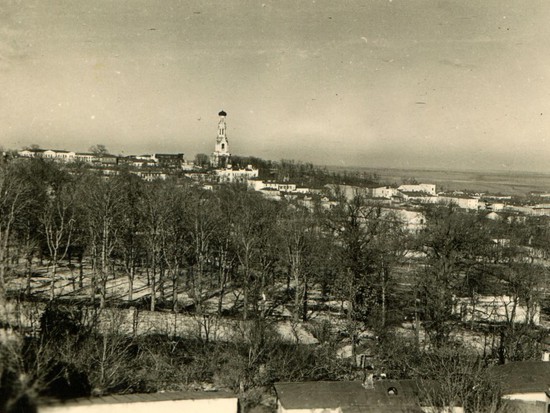 Вид на парк и Кафедральную горку с колокольней,  которая будет взорвана в 1943 году.