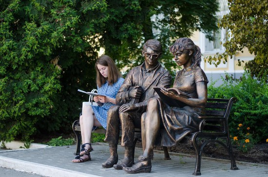 Памятник героям комедии Гайдая –  студентам Шурику и Лидочке у главного корпуса  Рязанского государственного университета.