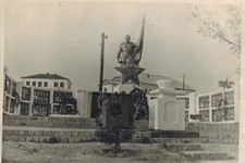 Монумент в честь павших геров. Село Круглолесское. 50-е годы.