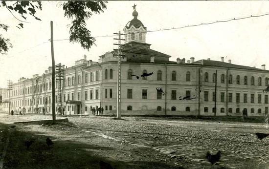Фотография гимназии на открытке (предположительно 1908 год).