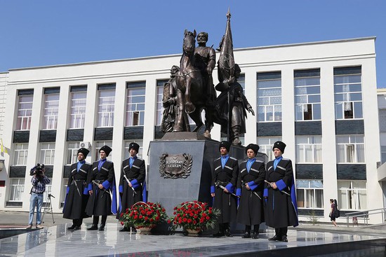 Памятник казакам-хоперцам  открыли в краевом центре.