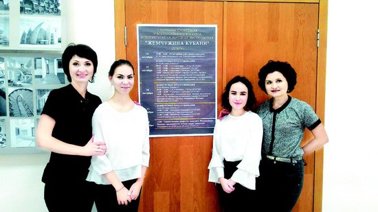 Слева направо: Инна Кононова, Татьяна Кендюхова,  Ева Фёдорова и Людмила Пидай перед выходом на сцену.
