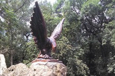 Орел, терзающий змею,  в Ессентуках — один из неизменных  символов КМВ.