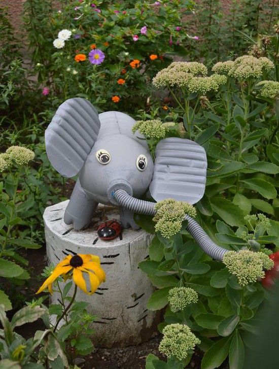 Слоник  вдыхает цветочный аромат. 