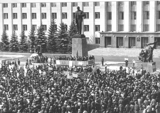 В 90-е годы памятник Ленину был свидетелем митингов и протестов  (фото Ивана ОВСЯННИКОВА из архива «ВС»).