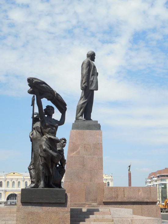 Памятник  Ленину сегодня:  равнение на Ангела  (фото автора). 