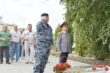  Возле памятника погибшим товарищам — нынешний командир отряда  Дмитрий Чернов и командир ОМОНа с 1994 по 2006 год Николай Пыхтин.