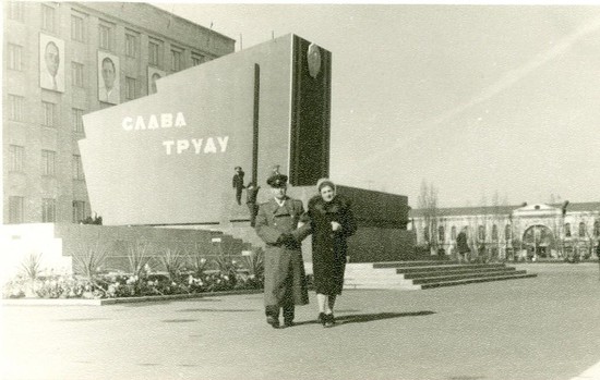 Юрий Петрович и Нонна Александровна Любавины 2 мая 1961 года на площади Ленина (из семейного архива Ирины Юрьевны Коваленко (Любавиной).