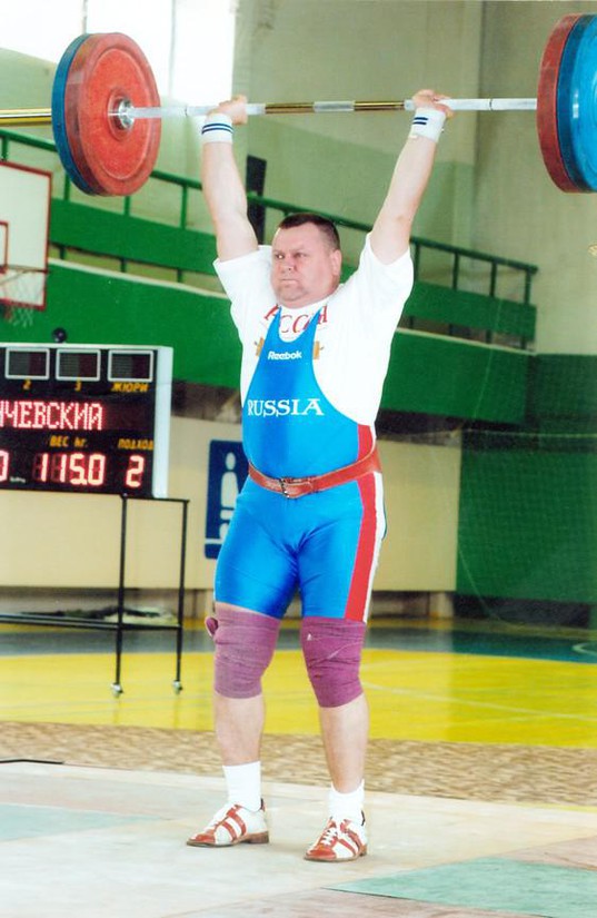 На мировом ветеранском помосте  выступает мастер спорта  Яков Кончевский.