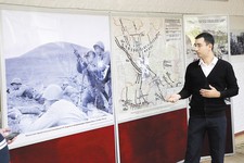 Экскурсию по выставке ведёт главный археограф отдела публикации документов ГАСК Владимир Аветисян. 