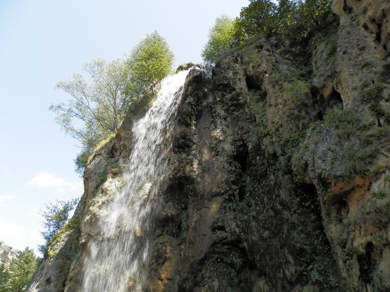 Самый большой из медовых водопадов образован падающей  с высоты 18 метров речкой Эчки-Баш (Козья голова).