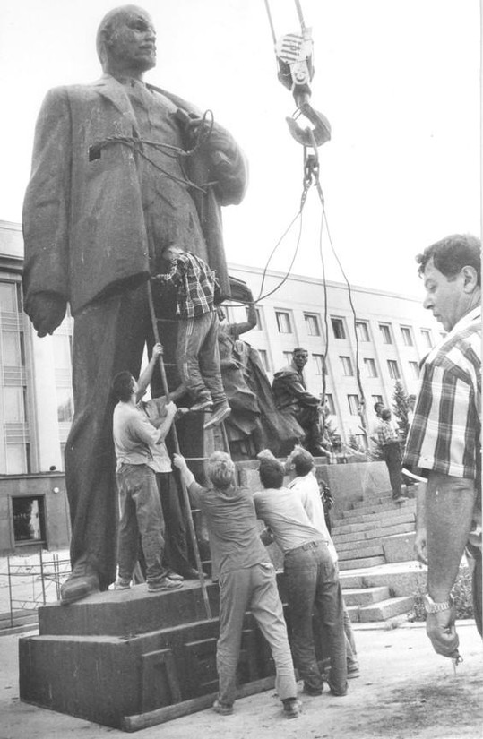 В 2000 году памятник Ленину был капитально отреставрирован  (фото Юрия РУБИНСКОГО  из архива «ВС»). 