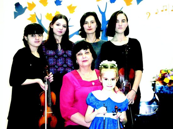Слева направо:  Виолетта Каграманян,  Дарья Сорокина,  Яна Пересыпкина,  Александра Михайлина,  Татьяна Хрисанфовна Сергеева  и Таня Костенко.