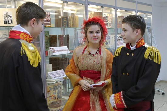 Гостей праздника встречали литературные герои, в которых перевоплотились учащиеся 11-й школы Ставрополя.Гостей праздника встречали литературные герои, в которых перевоплотились учащиеся 11-й школы Ставрополя.