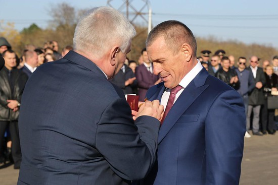 Андрей Джатдоев вручил Юрию Иванову медаль «За усердие и полезность».