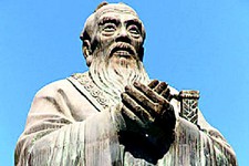 Статуя Конфуция  в Императорской Академии  Конфуцианского дворца.  Пекин, Китай.