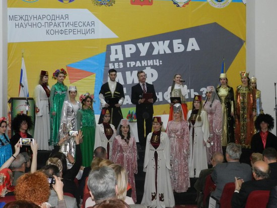 Гостей конференции приветствовали студенты Института дружбы народов Кавказа - разных национальностей.