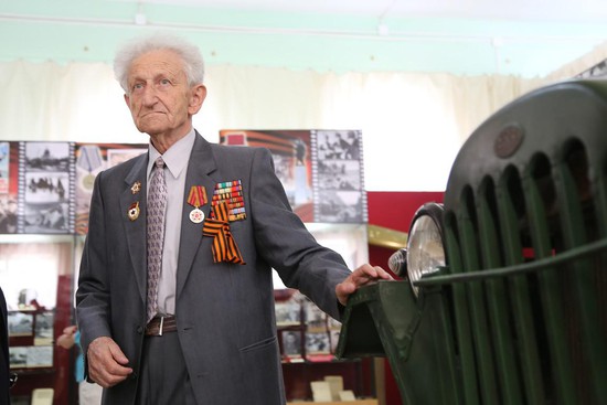 Вениамин Госданкер на выставке "Равнение на боевые знамена" в Ставропольском музее-заповеднике. Май 2015 года.
