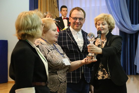 Традиционный Шар знаний передала жюри руководитель комитета образования администрации города Ставрополя Елена Букша.