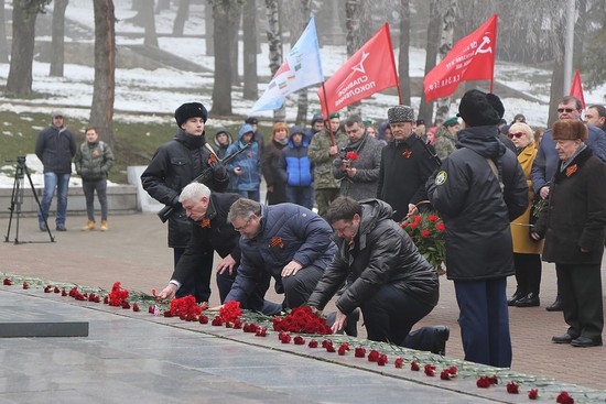 К мемориалу "Огонь Вечной Славы" возлагают цветы (слева-направо) Андрей Джатдоев, Владимир Владимиров и Геннадий Ягубов.