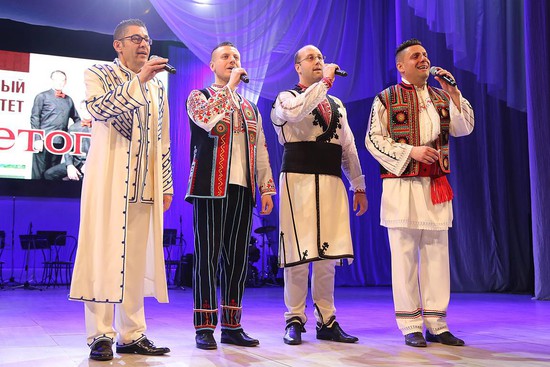 Выступает болгарский ансамбль «Светоглас».