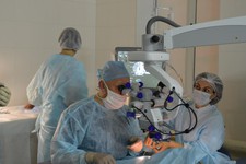 Оперирует признанный авторитет витреоретинальной хирургии Дмитрий Олегович Шкворченко.