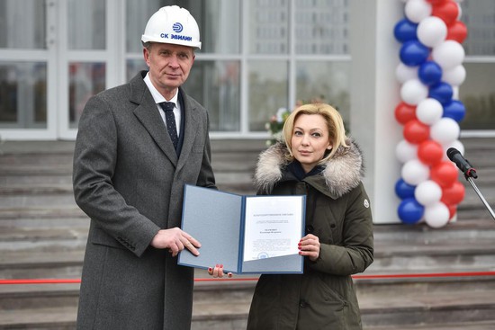 Ольга Тимофеева вручила благодарственное письмо гендиректору строительной компании «Эвилин».