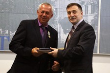 Руководитель Ставропольского краевого суда Евгений Кузин (справа) вручил юбилейные медали гостям, которые внесли свой вклад в развитие судебной системы края.