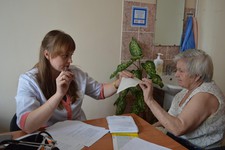 Врач-гериатр Полина Портнова проводит комплексное тестирование: «Подержите  лист бумаги между большим и указательным пальцем».