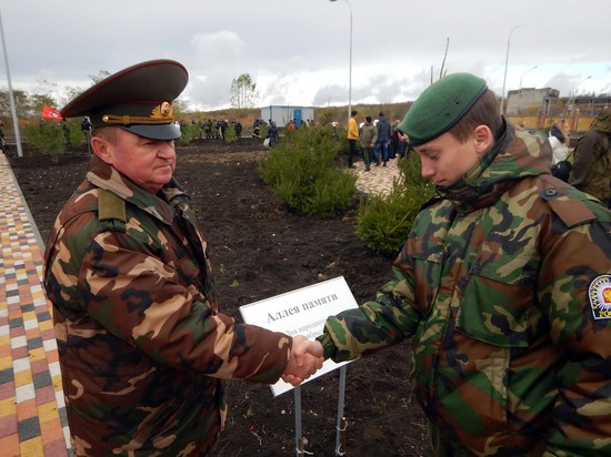 На аллее Героев — генерал-майор Соловьев и будущий пограничник Федор Сумин.