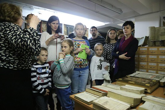 Заведующая отделом хранения основного фонда Ольга Тамашакина  рассказала о редких книжных  экземплярах, хранящихся в библиотеке.