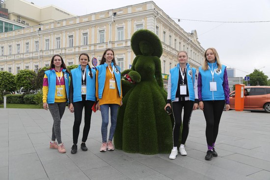 В программе фестиваля эти девушки из Курска предстанут в сказочных образах.