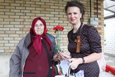 Коллектив «Вечерки» поздравляет женщин с Днем Победы:  первой подарки и цветы мы вручили Анне Федосеевне Бурковцовой.