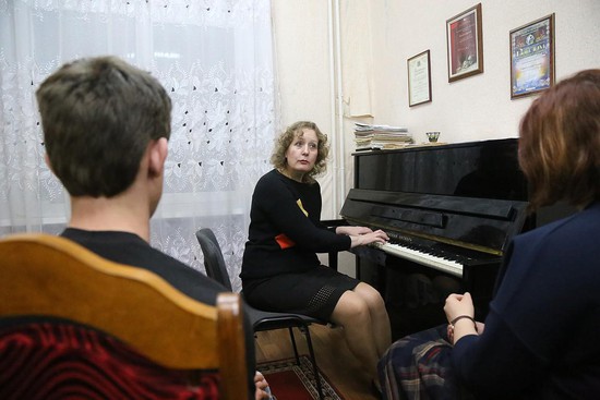 Евгения Сафронова проводит мастер-класс по вокалу.