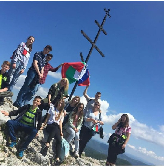 Гимназисты у памятного Православного креста на горе Шипка.