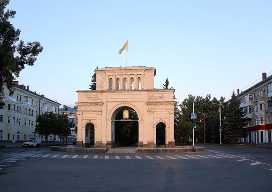Триумфальная арка - украшение современного Ставрополя. (Фото Александра ПЛОТНИКОВА).