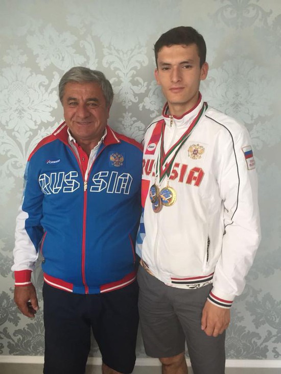 Саид Курбанов со своим тренером Сергеем Халатяном после чемпионского забега в Софии.