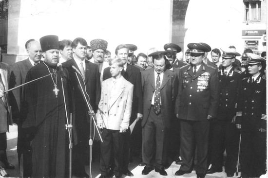 На торжественном открытии арки семиклассник Дима Маслюк оказался среди первых лиц края и города. 19 сентября 1998 года (фото из архива Дмитрий Маслюка).