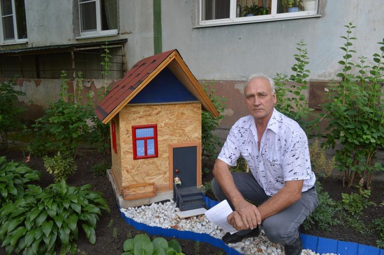 Старший дома Владимир Дуба — главный дизайнер и вдохновитель благоустройства.