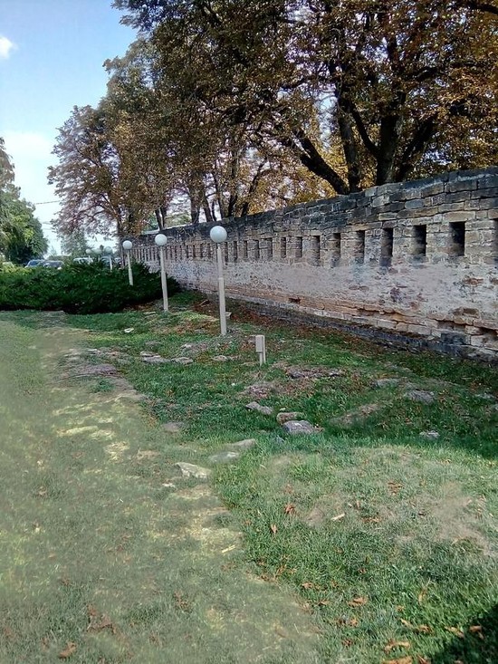 С внутренней стороны стены с бойницами виден фундамент офицерской казармы.