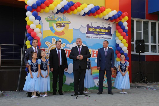 Слева-направо: Михаил Кузьмин, Иван Ковалев, Андрей Джатдоев и Юрий Иванов приветствуют собравшихся на торжество.